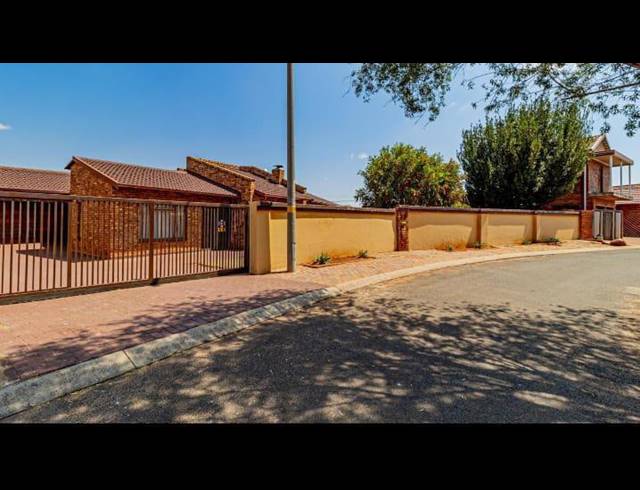 4 BEDROOM HOUSE FOR SALE IN SPRUIT VIEW